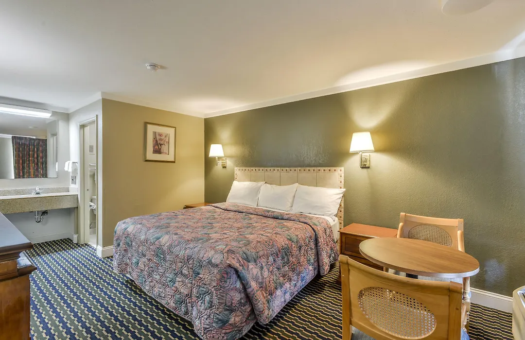 Wake Inn-1