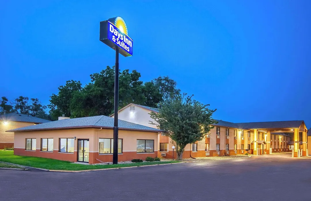 Days Inn & Suites By Wyndham Waterloo-1