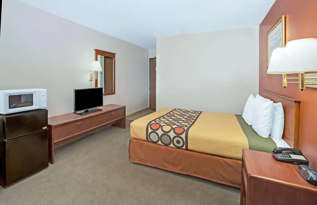Super 8 By Wyndham Crystal Lake-1