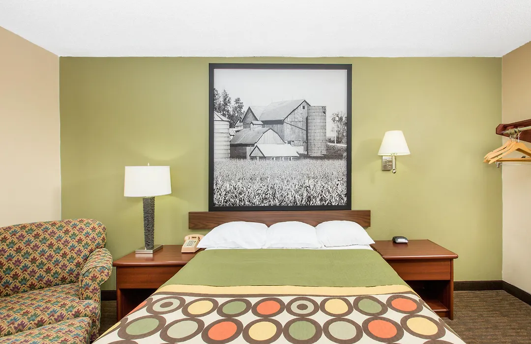 Super 8 By Wyndham Fairmont-1