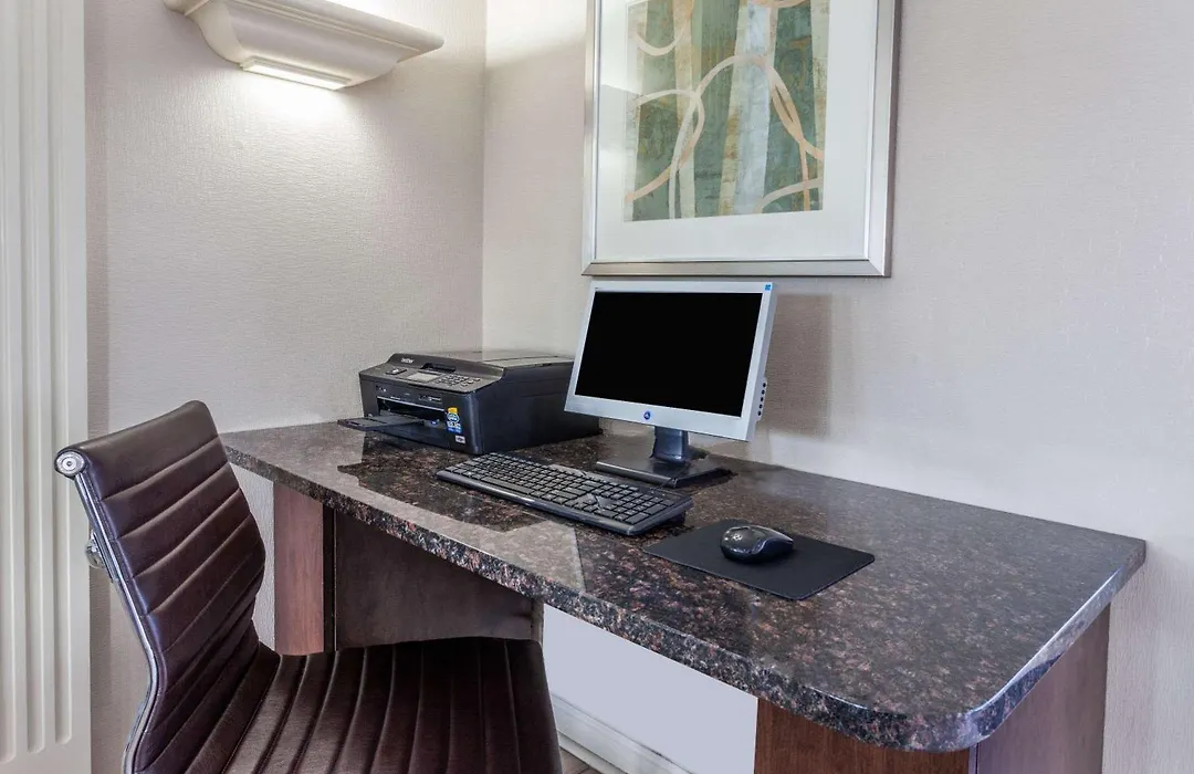 Days Inn & Suites By Wyndham Roseville/Detroit Area-1