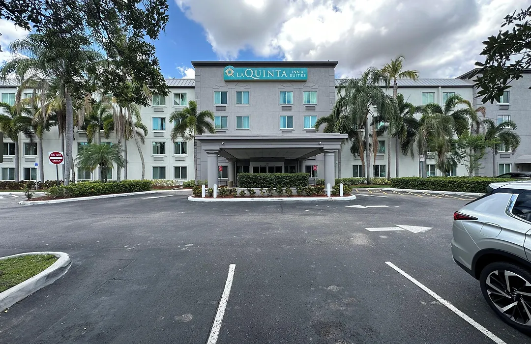 La Quinta Inn & Suites By Wyndham Sawgrass-1