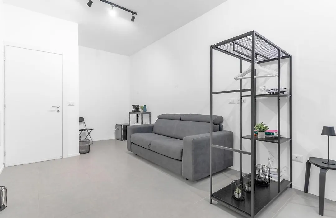Room 12 Milano -Near Train Station -15 Min Rho Fiera-Duomo-Malpensa-1