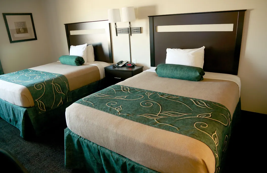 Travelodge By Wyndham Jefferson City-1