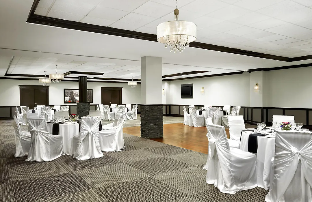 Four Points By Sheraton Hotel & Suites Calgary West-1