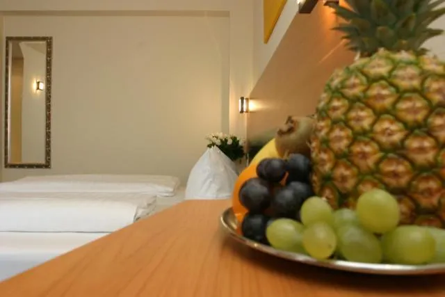 Memphis Hotel-1
