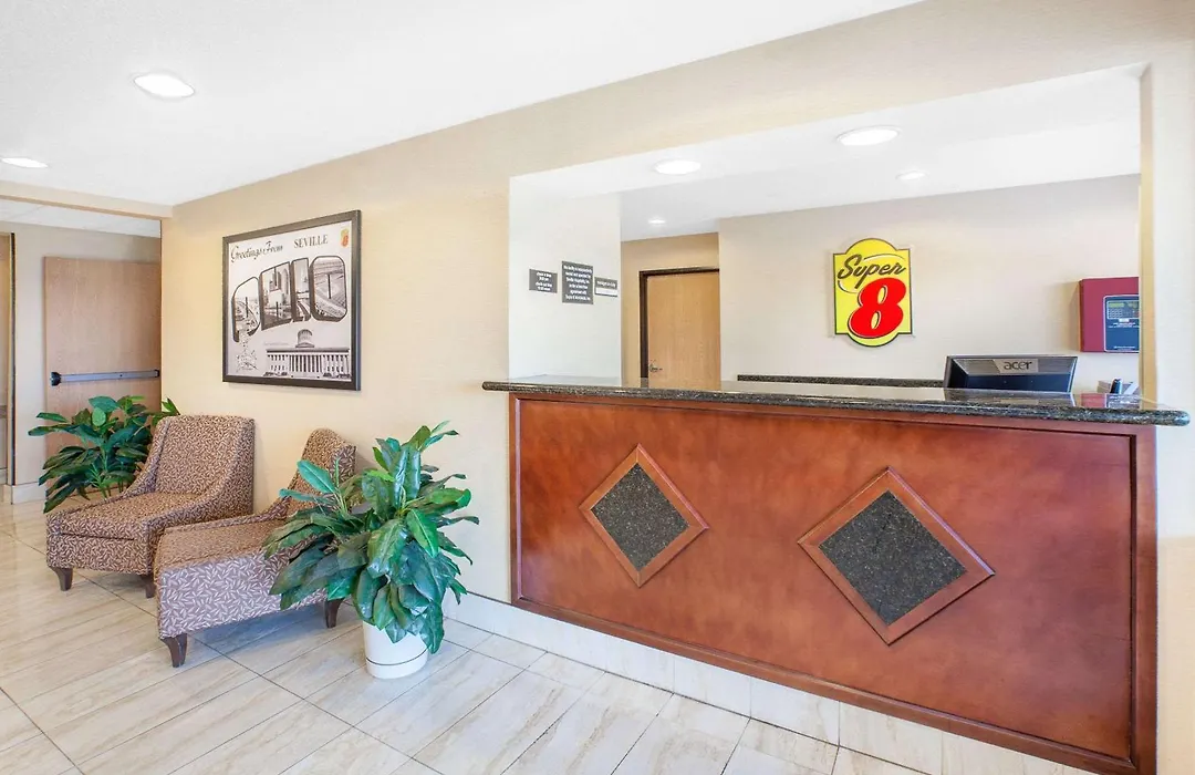 Super 8 By Wyndham Seville-1