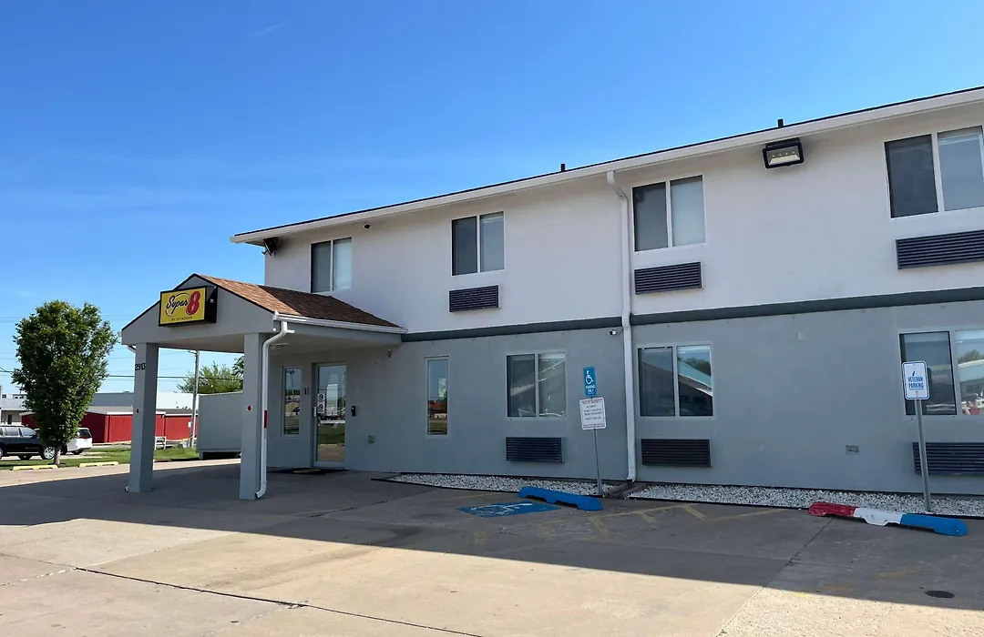 Super 8 By Wyndham Emporia-1