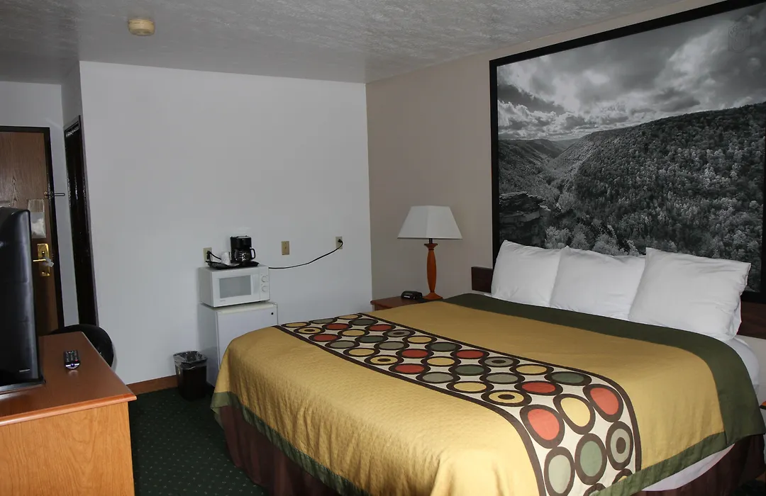 Super 8 By Wyndham Fairmont-1
