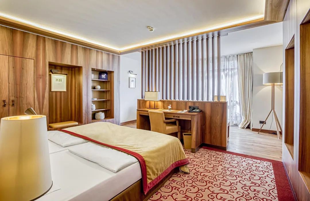 Wald&Schlosshotel Friedrichsruhe-1