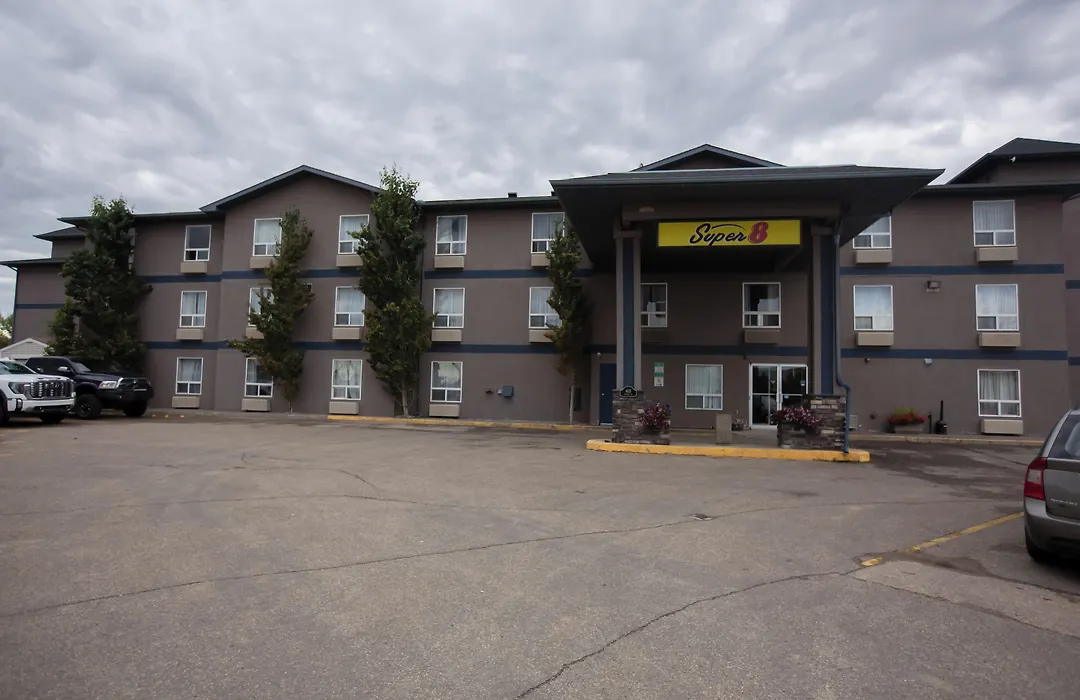 Super 8 By Wyndham Whitecourt-1