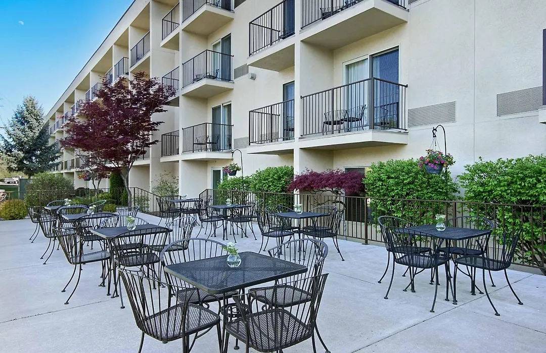 Oxford Suites Yakima-1