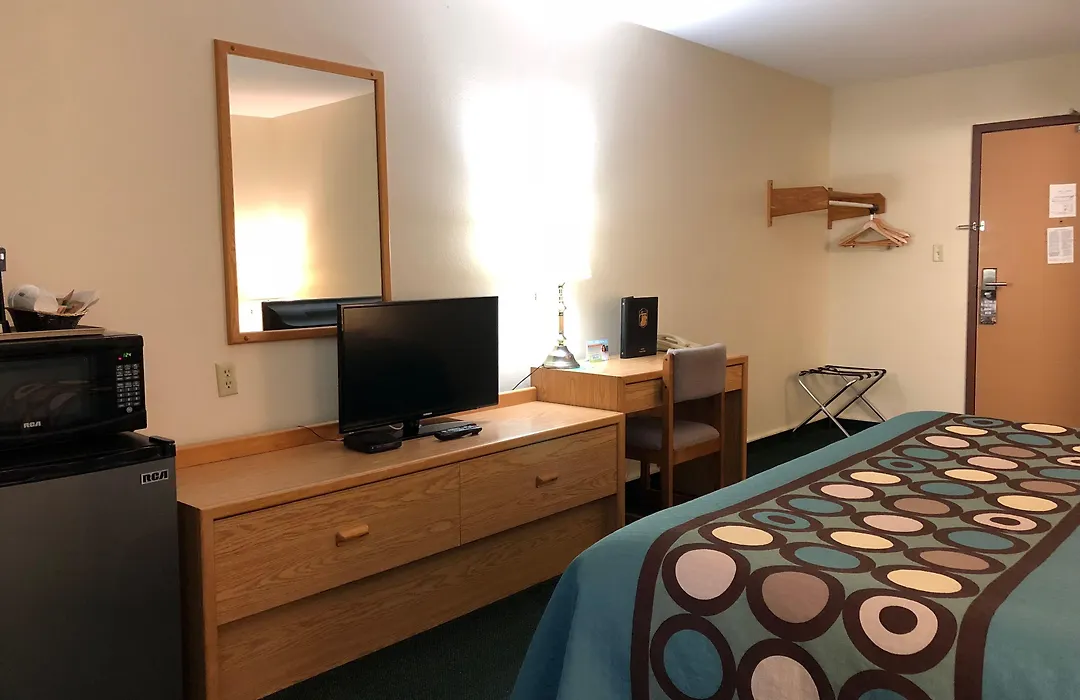 Super 8 By Wyndham Moose Jaw Sk-1