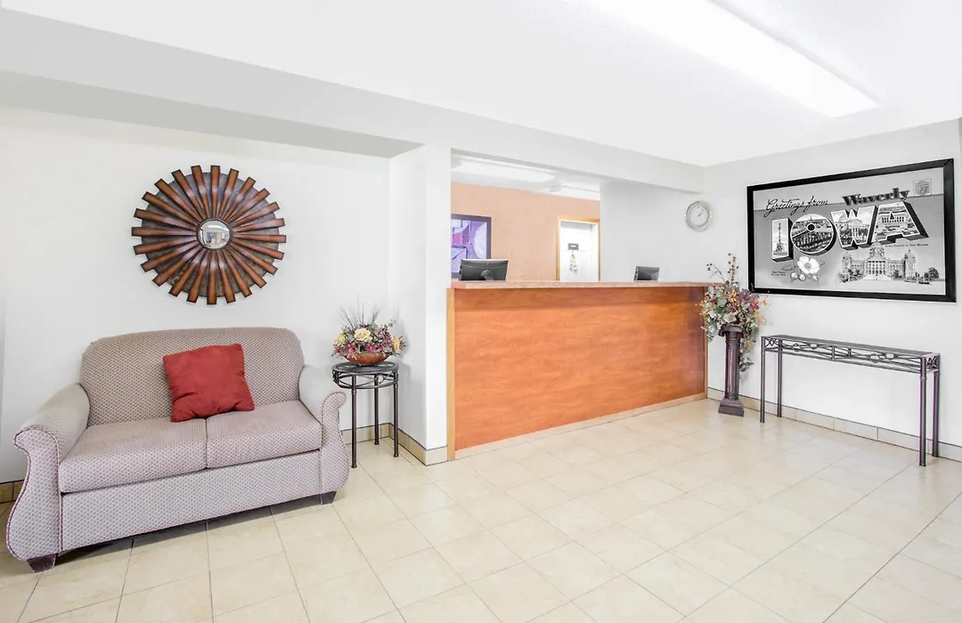 Super 8 By Wyndham Waverly-1