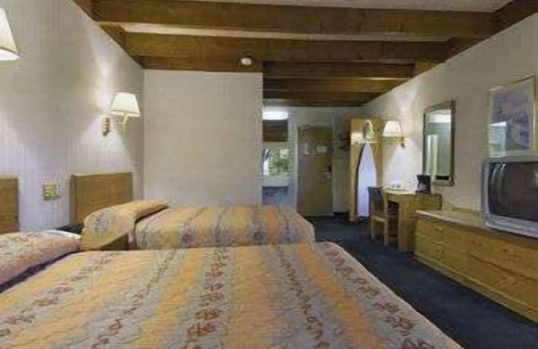 Knights Inn Liberty-1