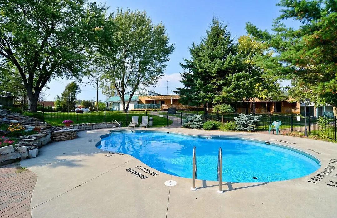 Super 8 By Wyndham Gananoque - Country Squire Resort-1