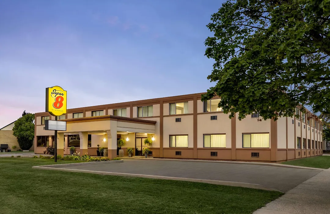 Super 8 By Wyndham Sarnia On-1