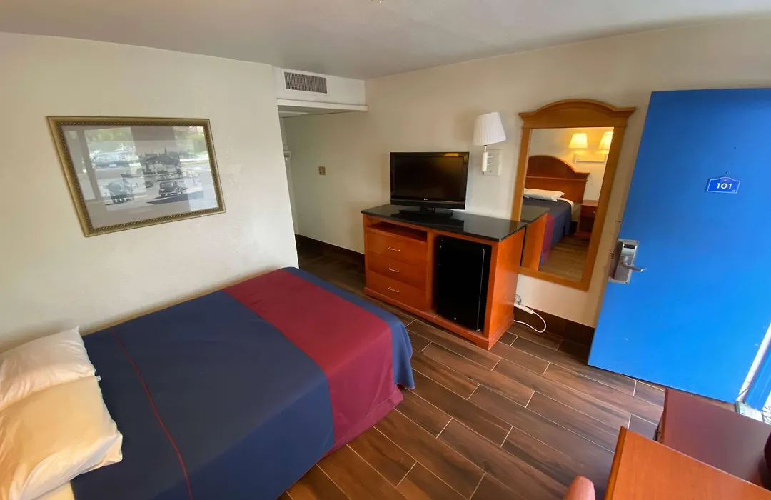 Travelodge By Wyndham Grand Rapids North-1