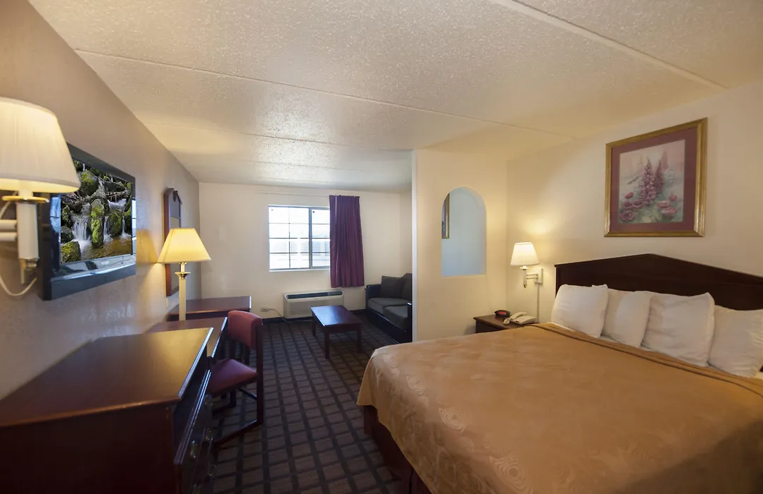 Days Inn & Suites By Wyndham Laredo-1