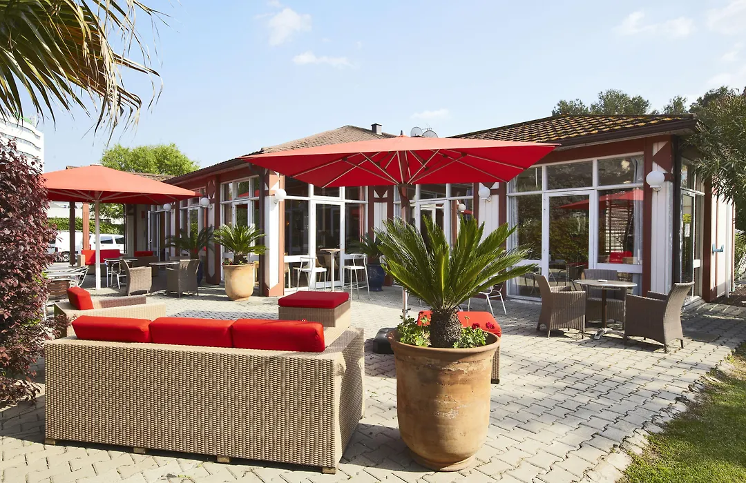 Brit Hotel Confort Nîmes Ouest - A9 sortie 25 - Pdj dès 5h30 - Parking PV - Terrasse&jardin - Pet friendly - Séminaire - Accueil groupe-1
