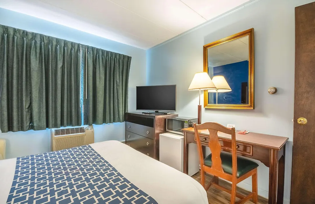 Econo Lodge Inn & Suites Windsor Locks Bradley Airport-1