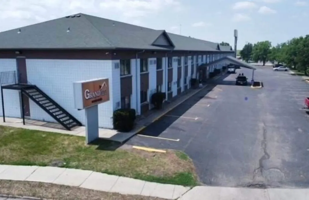 Grand Inn Fargo-1