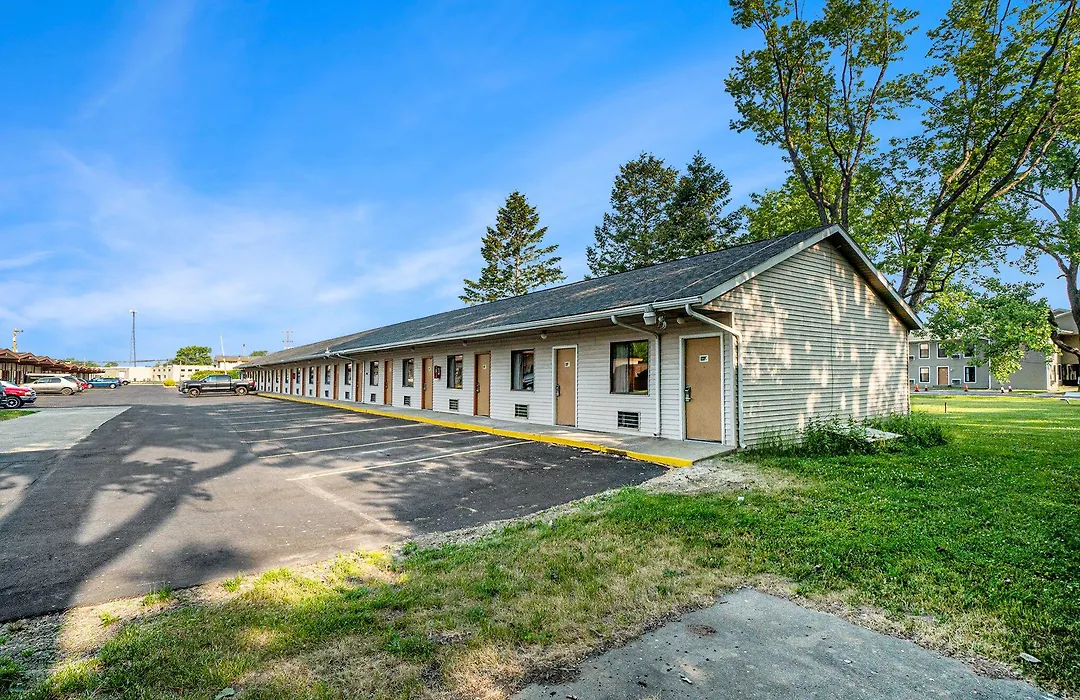 Great Lakes Inn & Suites-1
