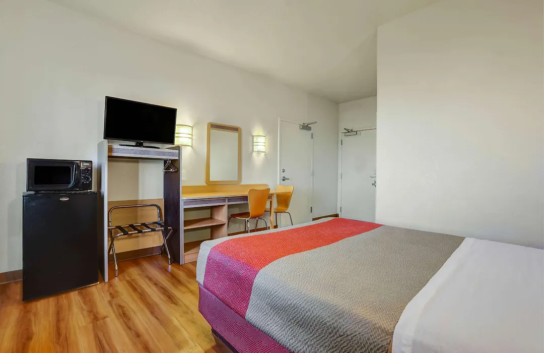 Howard Johnson By Wyndham Lemoore Near Naval Air Station-1
