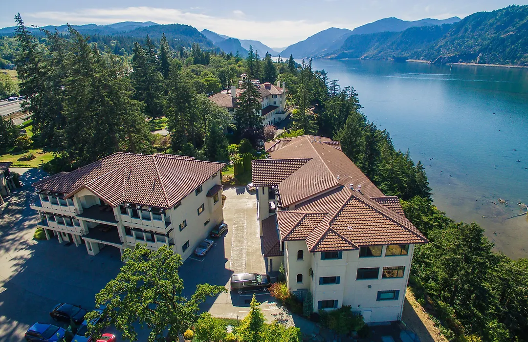 Columbia Cliff Villas-1