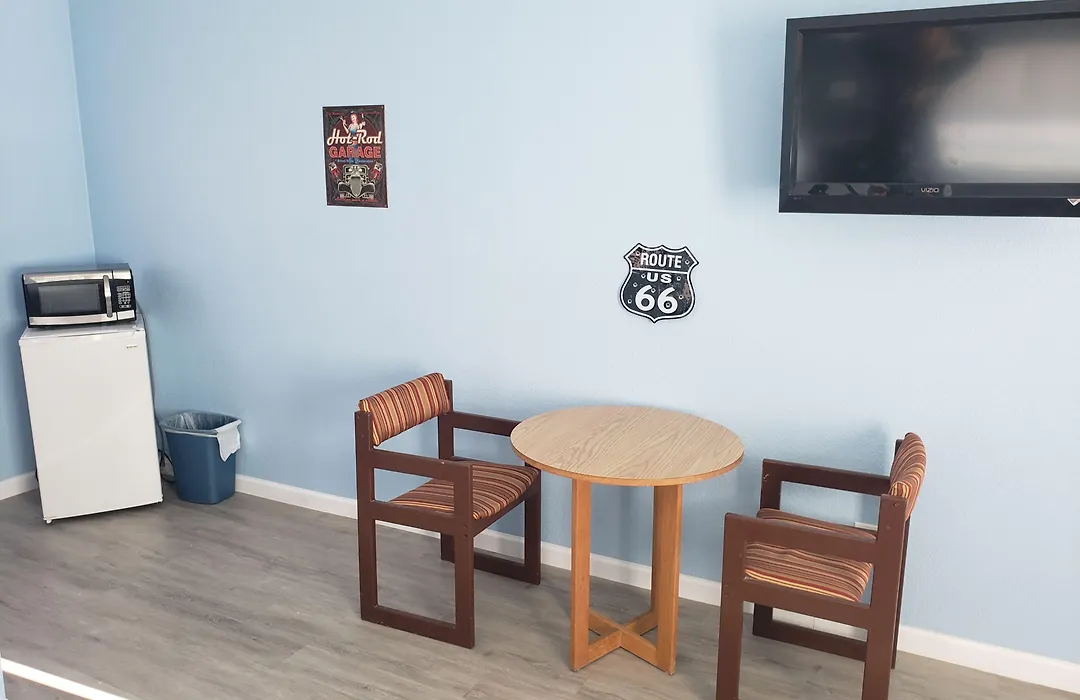 Deluxe Inn-1