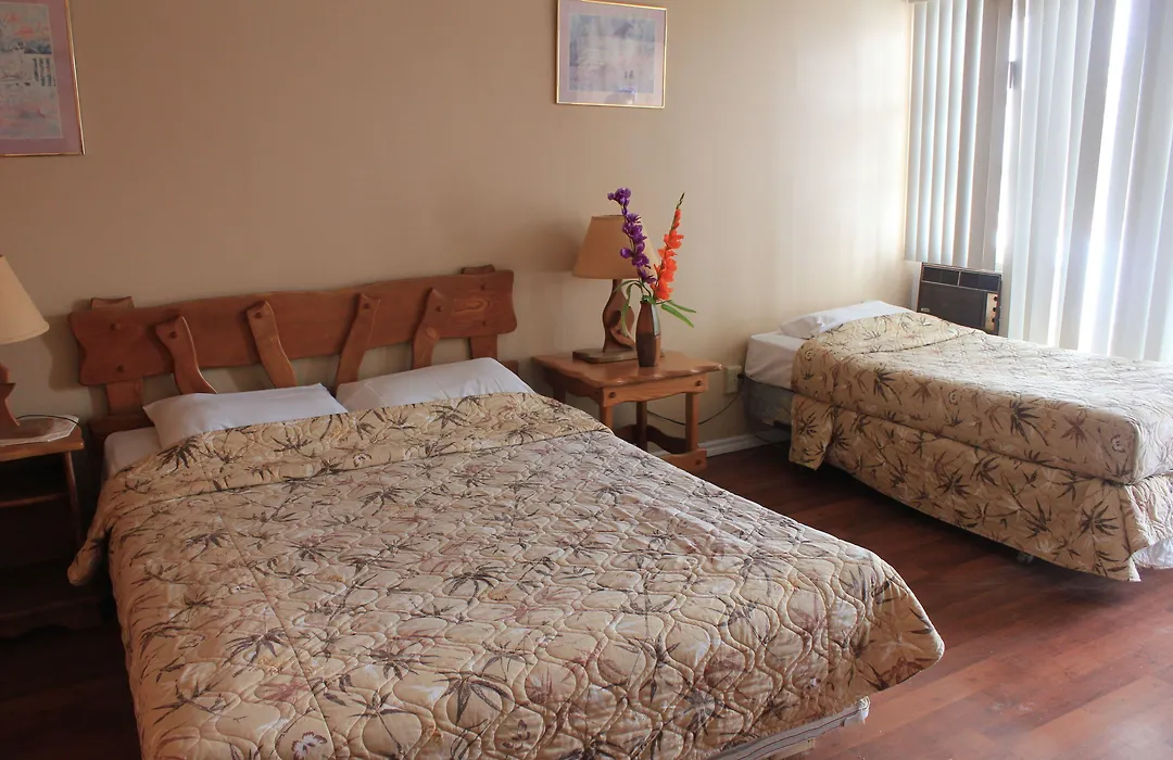 Motel Des Pays D'En Haut-1