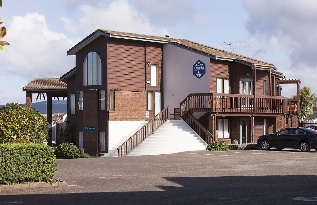 Cascades Lakefront Motel-1