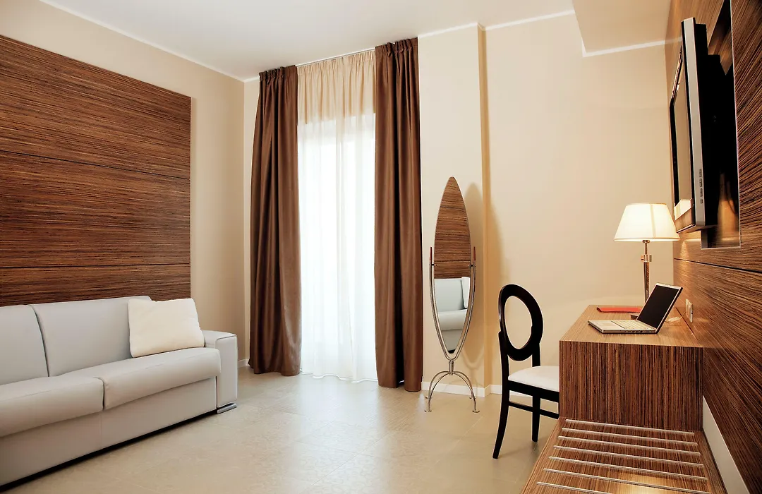 S Hotel-1