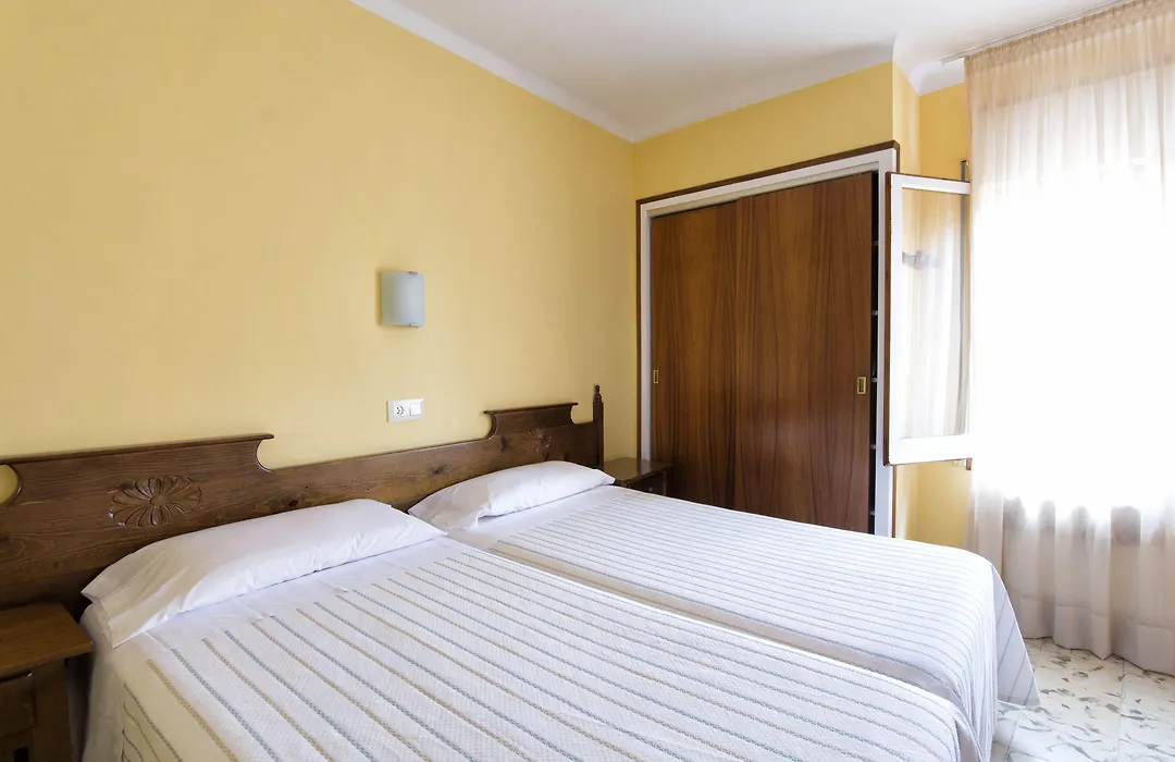 Hostal Fabrellas-1