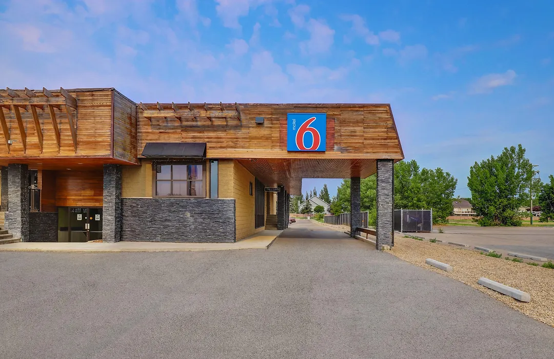 Motel 6 Brooks Ab-1