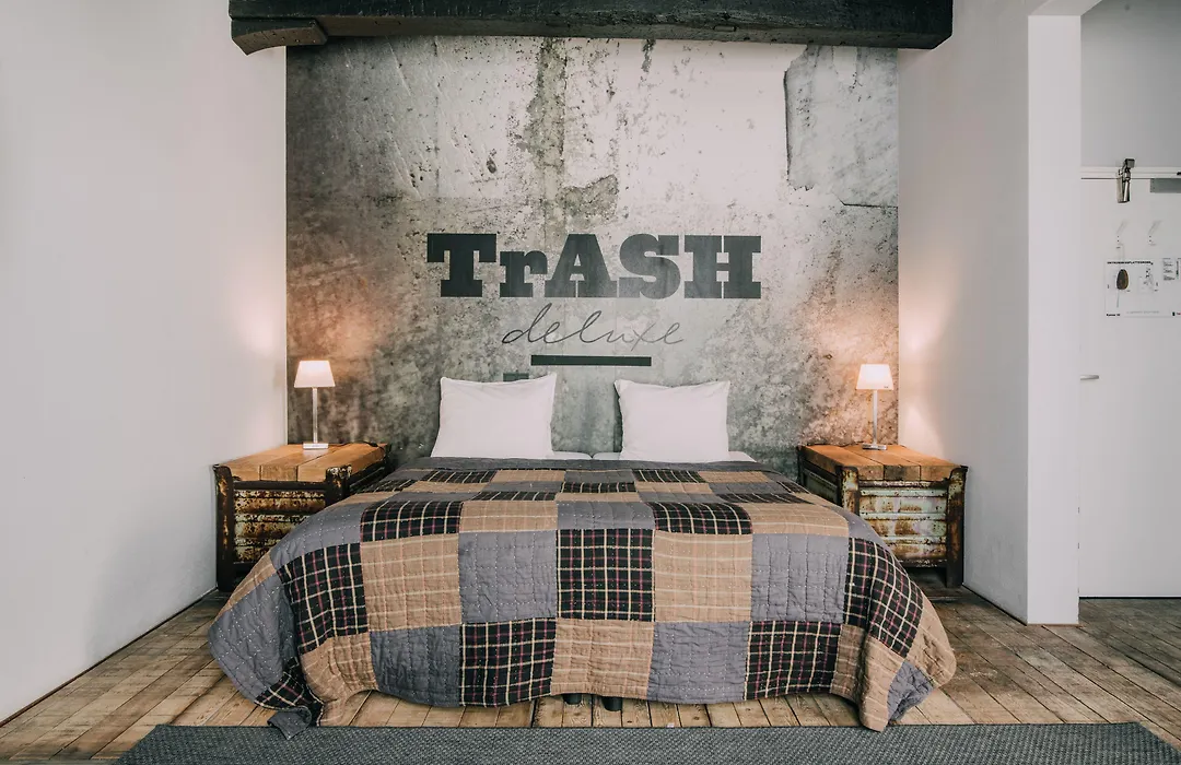 Hotel Trash Deluxe-1