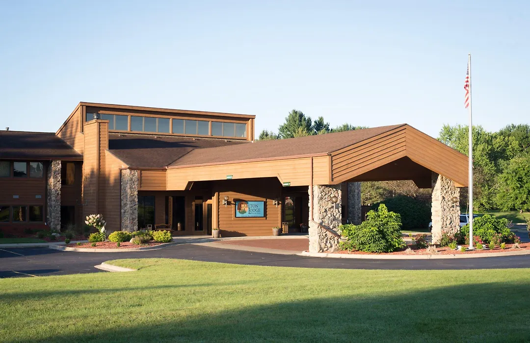 Carlton Lodge Hotel And Suites-1