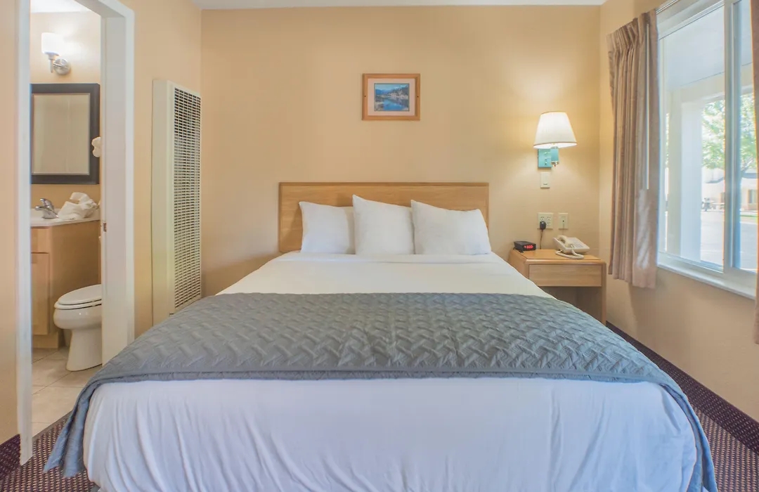 Shasta Pines Motel & Suites-1