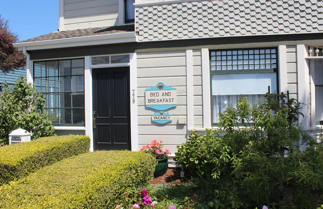 Nantucket Whale Inn, Half Moon Bay-1