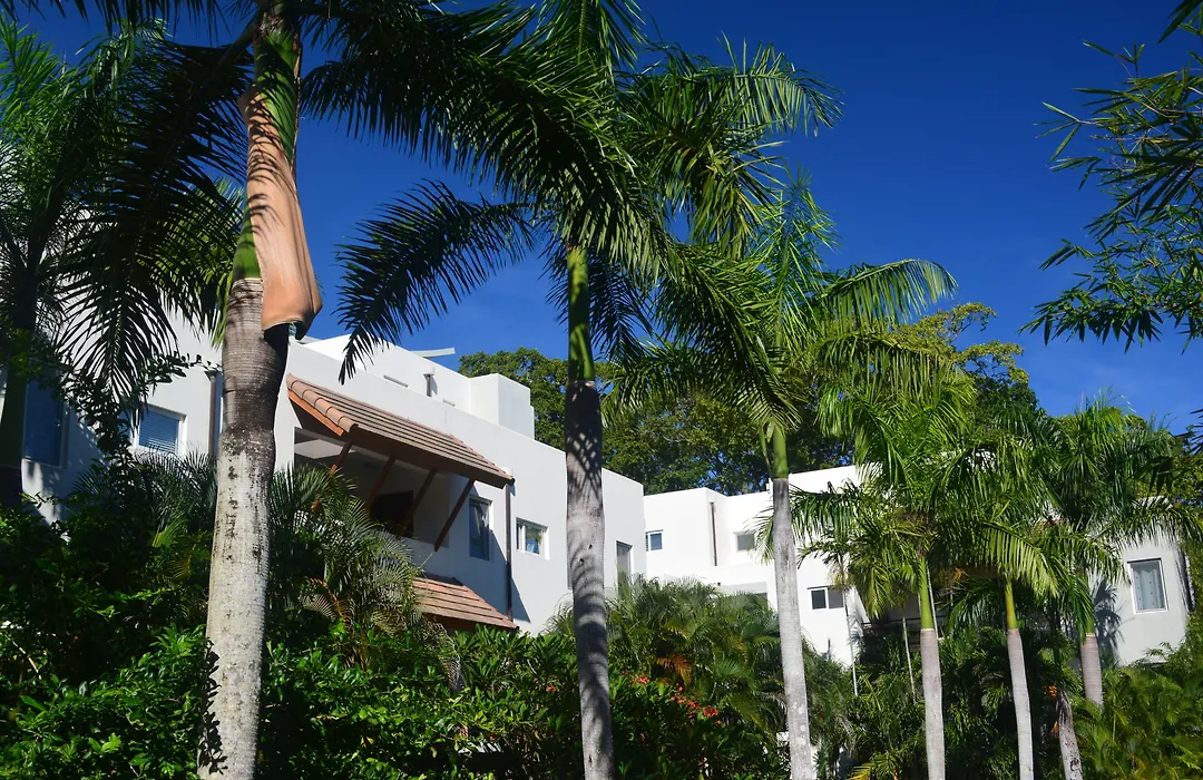 Infiniti Blu Luxury Ocean Front Condos-1