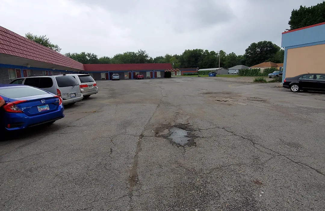 Gray Plaza Motel West Frankfort-1