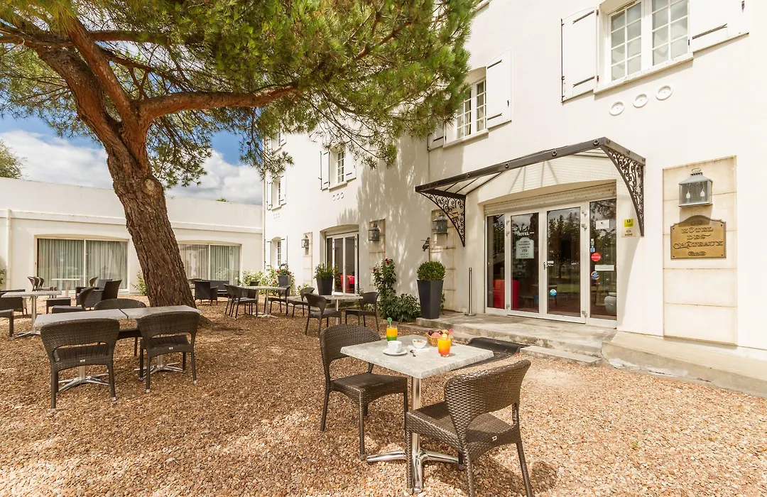 Logis Hotel Restaurant Des Chateaux-1