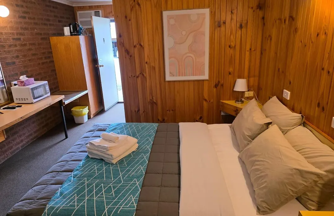 Country Roads Motor Inn-1