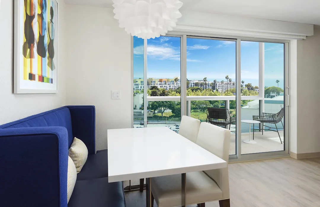 Courtyard By Marriott Santa Monica-1