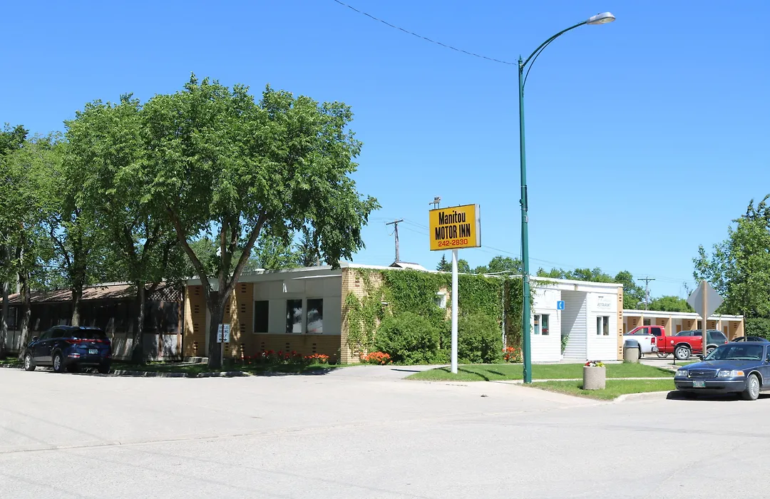 Manitou Motor Inn-1
