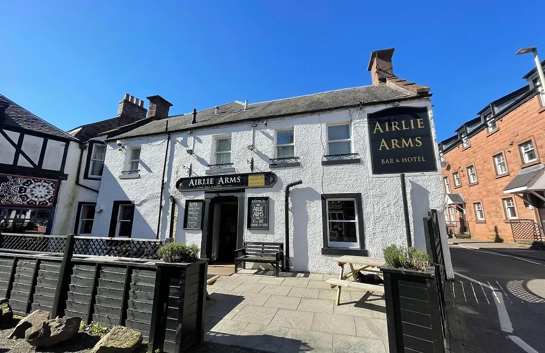 Airlie Arms Hotel-1