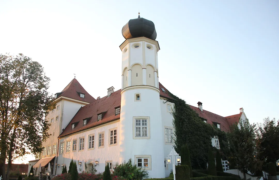 Schlosshotel Neufahrn-1