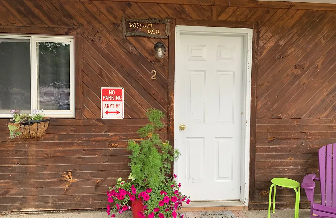 Pine Crest Motel & Cabins-1