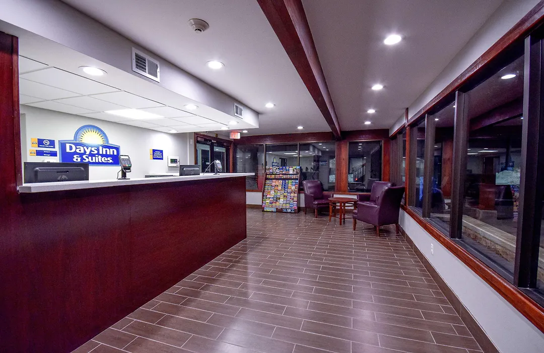 Days Inn & Suites By Wyndham Wisconsin Dells-1