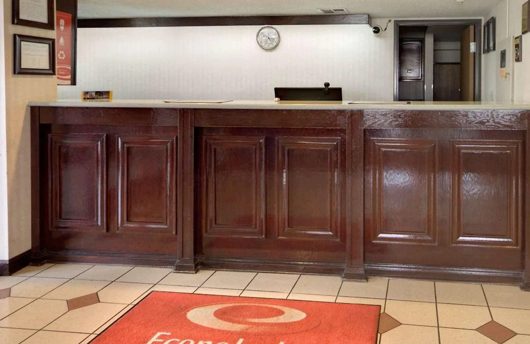 Econo Lodge Inn&Suites-1